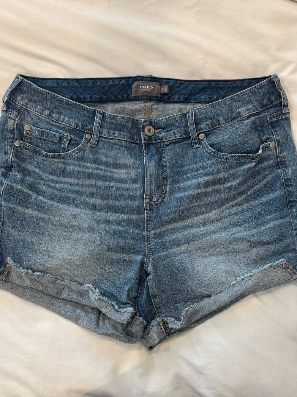 Torrid Faded Blue Denim Cutoff Shorts Sz 18